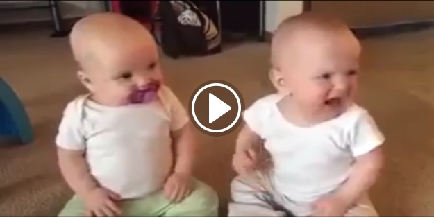 Bebeklerin güldüren emzik kapma mücadelesi