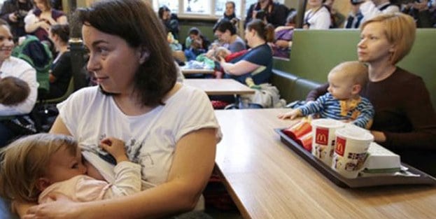 Bebekleriyle McDonalds'ı işgal ettiler