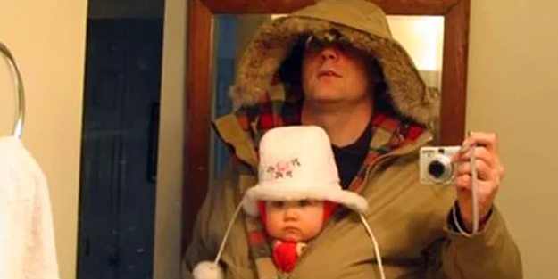 Bebekleriyle yalnız kalan babalar ne yapar?