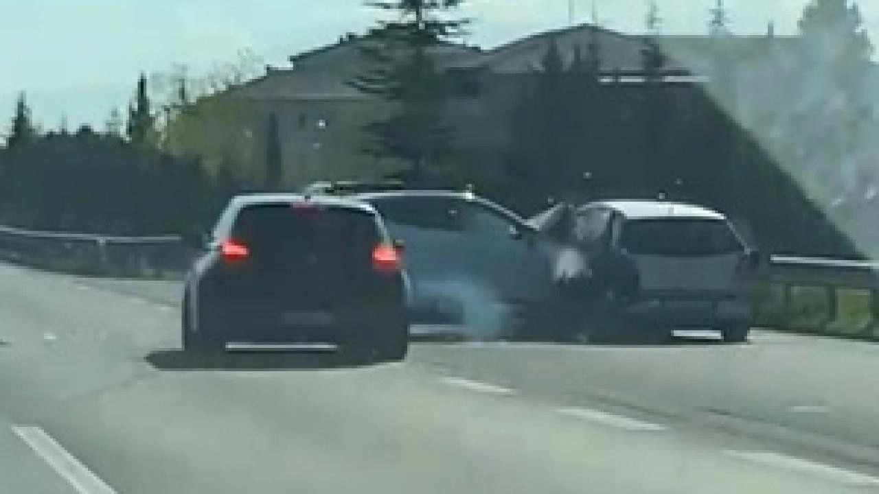 Bebekli Aracı Sıkıştırdılar: Ehliyetlerine Süresiz El Konuldu!