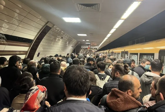 Beceremedin Ekrem! Bu kez Üsküdar-Çekmeköy metrosu arızalandı