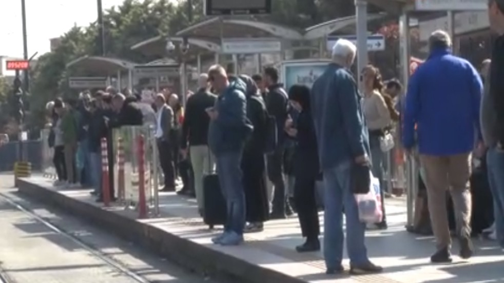Beceriksiz CHP’li İBB yine vatandaşı mağdur etti Tramvayı bakımsızlık halkı ilgisizlik bıktırdı