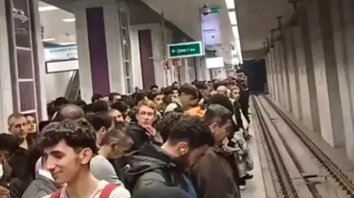 Beceriksiz Ekrem'in metrosu yine yolda bıraktı!