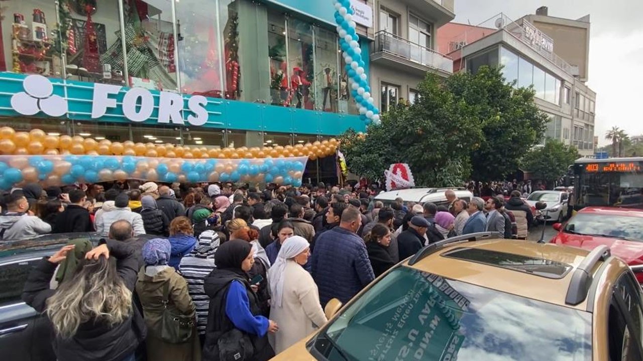 Bedava ekmek kuyruğu değil! Trafik durma noktasına geldi! AVM açılışı izdihama sebep oldu