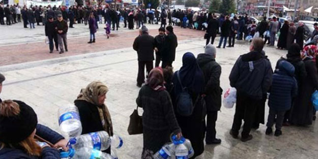 Bedava olduğunu duyan oraya koştu! Kuyruğun sonu görünmüyor