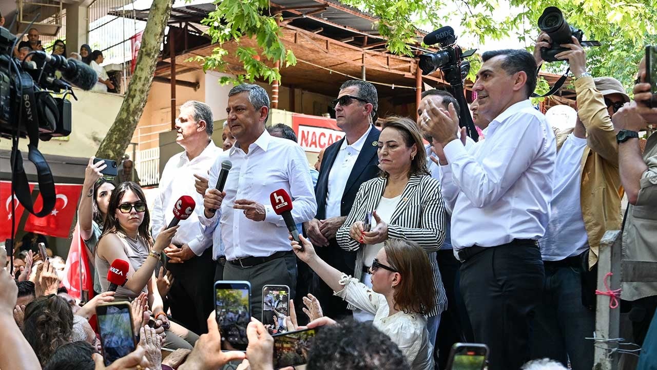 "Bedava traktör" yalancısı Özgür'den traktör römorku üzerinde ucuz şov
