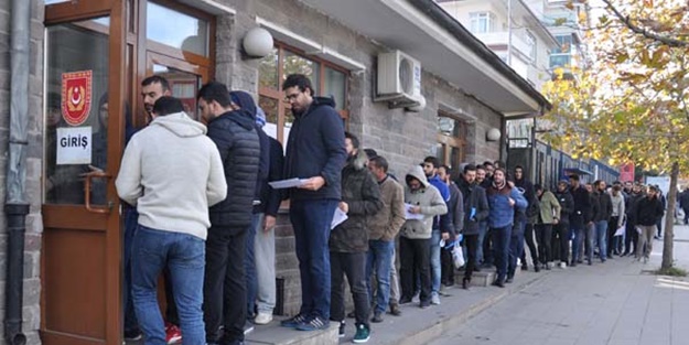 Bedelli askerlik kuyruğu 1 kilometreyi buldu
