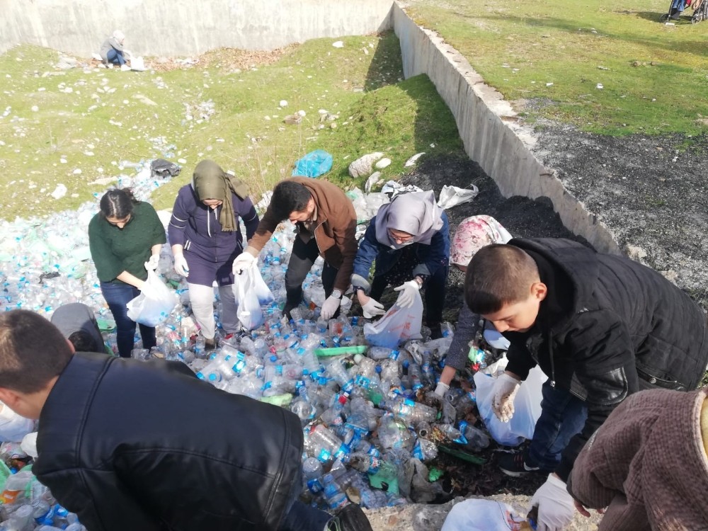 Bedensel engelli arkadaşları için mavi kapak topluyorlar 