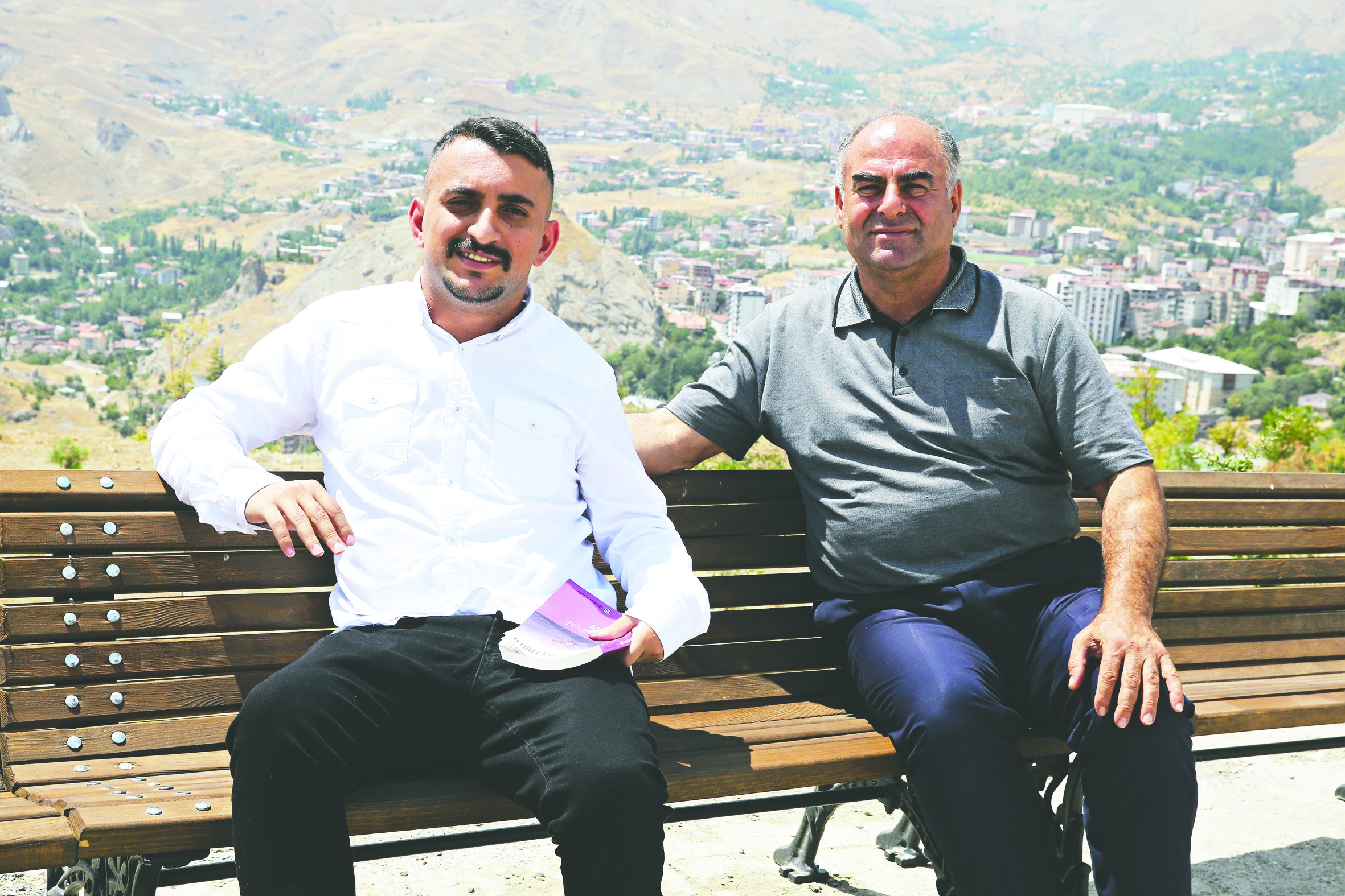 Bedensel engelli genç okulunda memur oldu