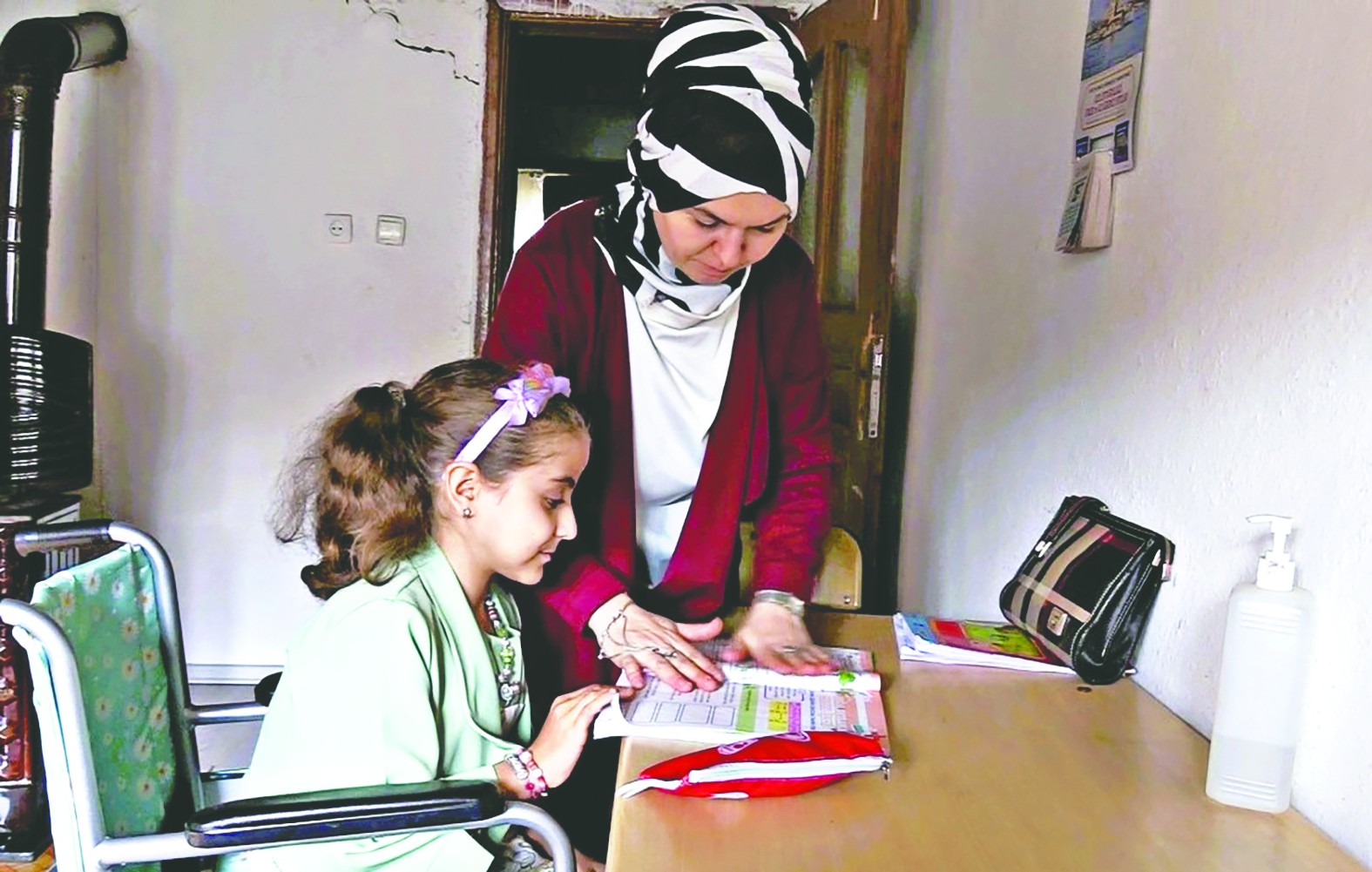 Bedensel engelli Hatice hemşire olmak istiyor