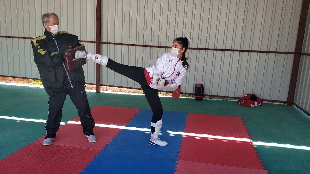 Bedensel engelli Meryem, kapalı garajda Tokyo Olimpiyatlarına hazırlanıyor 