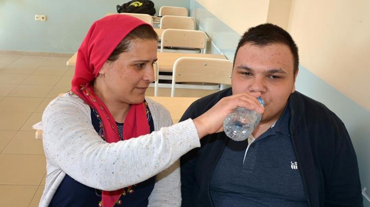 Bedensel engelli oğlunu okulda yalnız bırakmıyor
