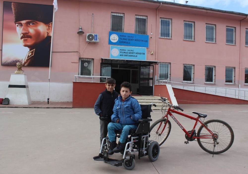 Bedensel engelli sıra arkadaşının eli, ayağı oldu 