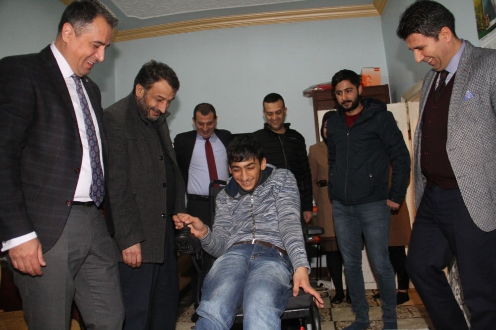 Bedensel engelli Yusuf’un karne hediyesi evinde verildi 