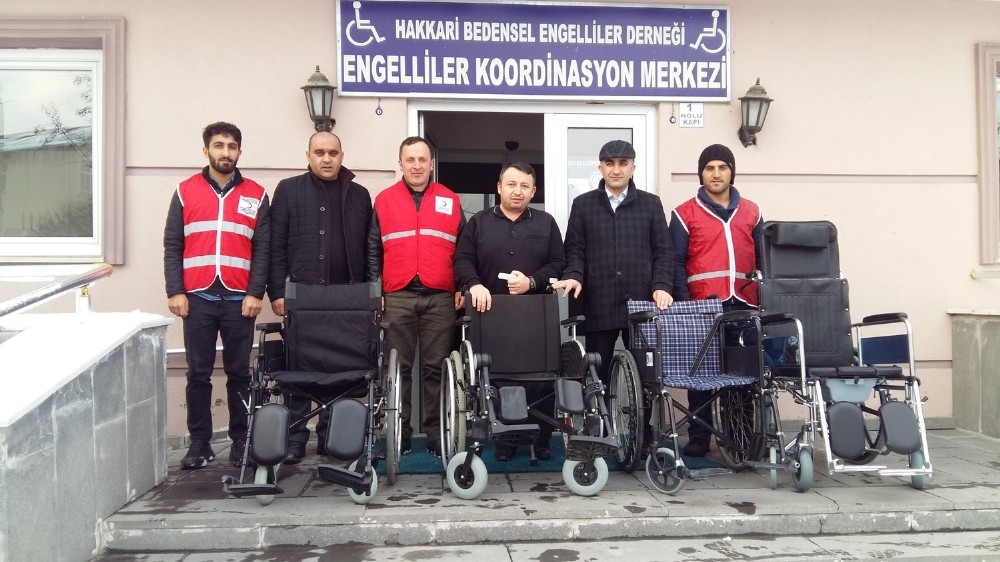 Bedensel engellilerden depremzedelere dost eli 