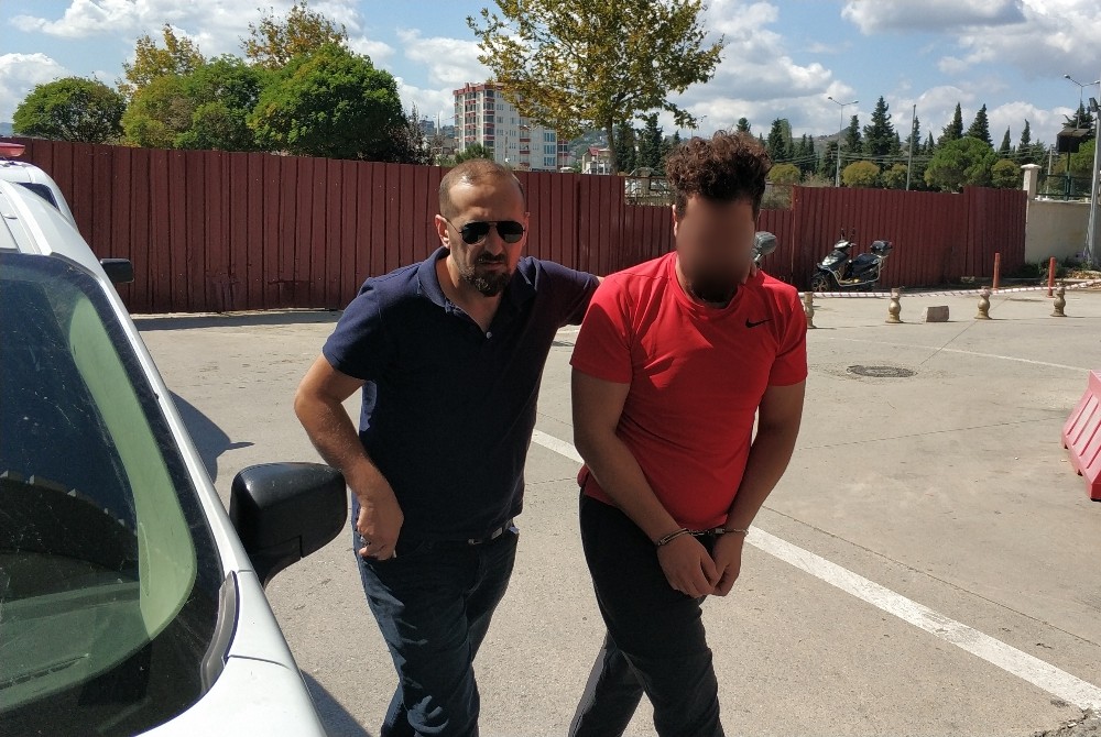 Bekar evinde uyuşturucu satışına 2 gözaltı 