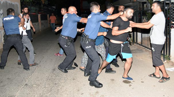 Bekçi ile polis araya girdi! Antalya'da biber gazlı müdahale...