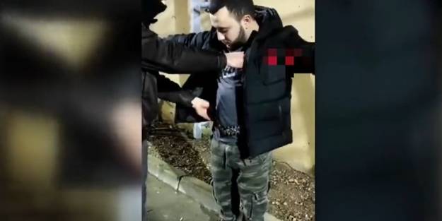 Bekçiler bile şaştı kaldı! Kemerin içinden kılıç çıktı