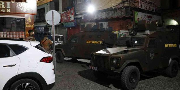 Bekçiler canlı bombanın üzerine atladı