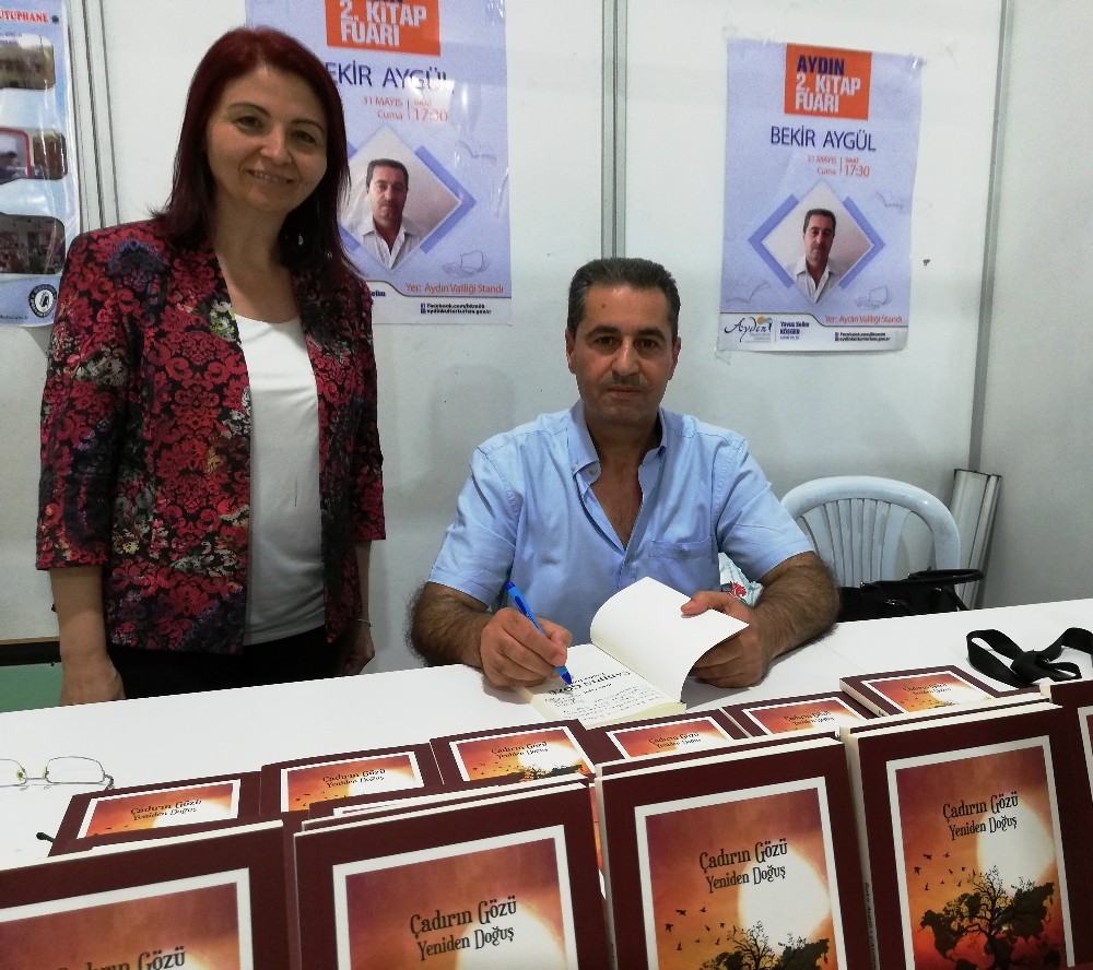Bekir Aygül, yeni kitabı ‘Çadırın Gözü, Yeniden Doğuş’u okuyucuları için imzaladı 