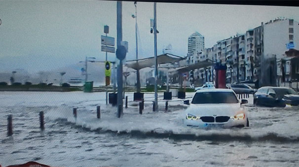 Beklenen fırtına geldi! Denizle kara birleşti....