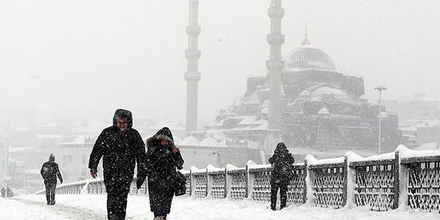 Beklenen kar İstanbul'u esir aldı