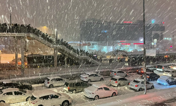 Beklenen kar yağdı ama hayat devam ediyor! İstanbullular toplu taşımada çile çekiyor