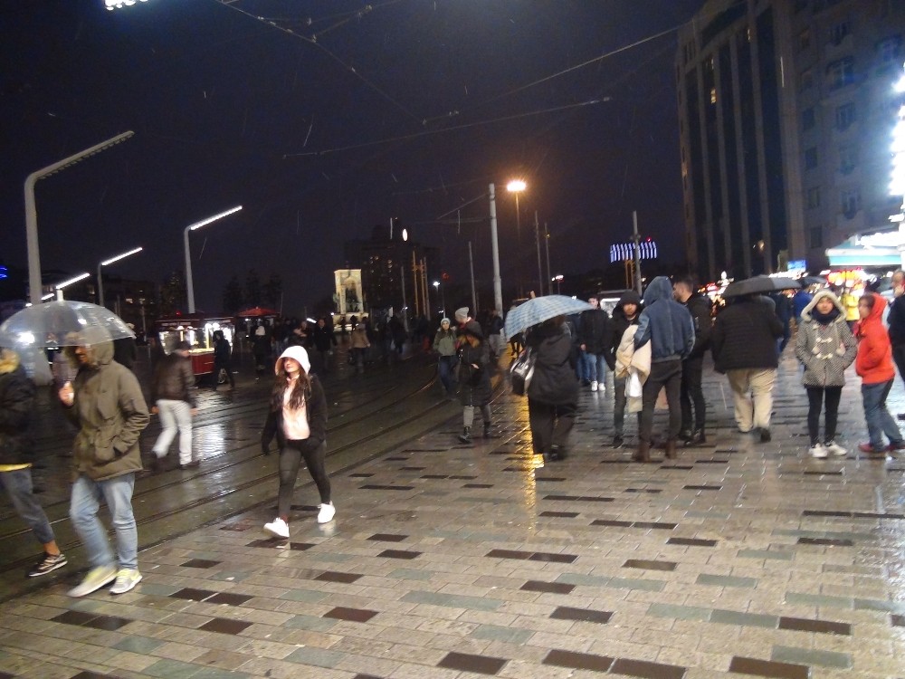 Beklenen kar yağışı Taksim’de etkili olmaya başladı 