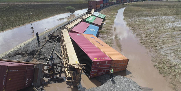 Beklenen kasırga geldi! Binlerce kişi tahliye edildi