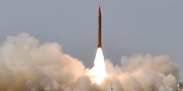 Beklenen oldu!! Kardeş ülke füzeyi ateşledi