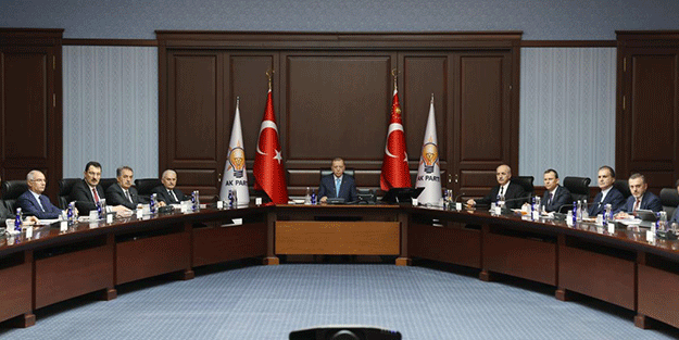 Beklenmedik gelişme! Canlı yayında 'Teyit ettirdim' dedi ve açıkladı: AK Parti'de o ekip değişiyor