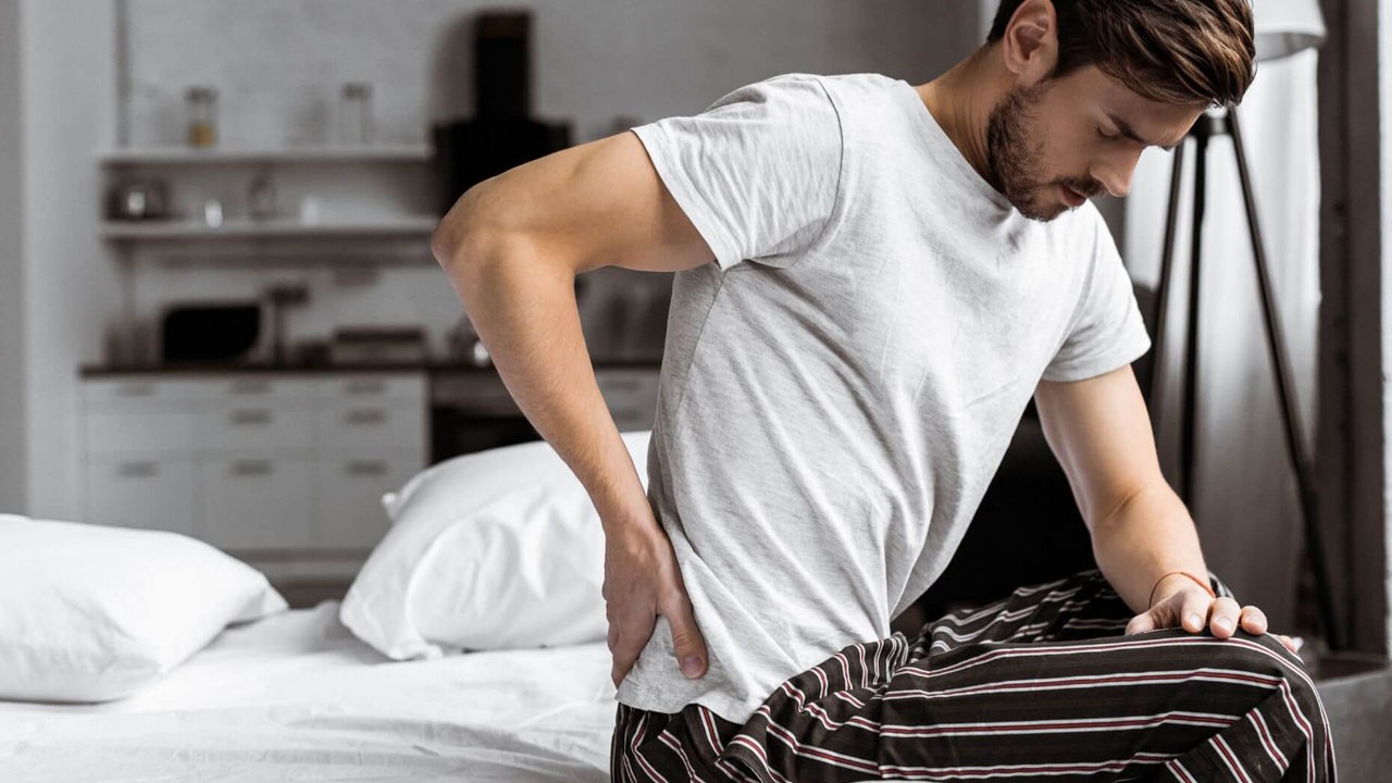 Bel ve boyun ağrısında gizli nedeni olabilir! Her sabah aynı ağrıyla uyananlar dikkat