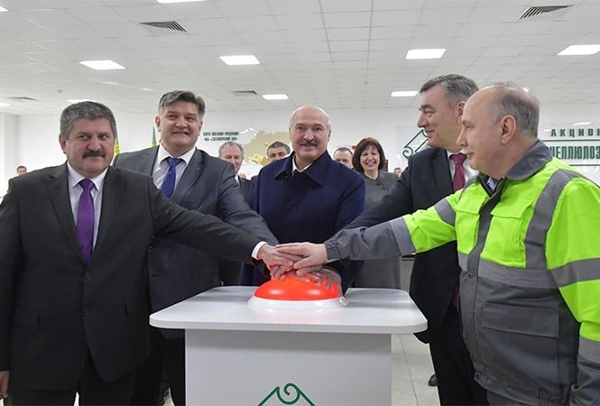 Belarus lideri Lukaşenko fabrika işçilerine Putin görüşmesini anlattı 