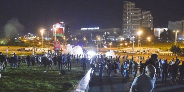 Belarus'taki gösterilerde, patlayıcı eylemcinin elinde infilak etti!