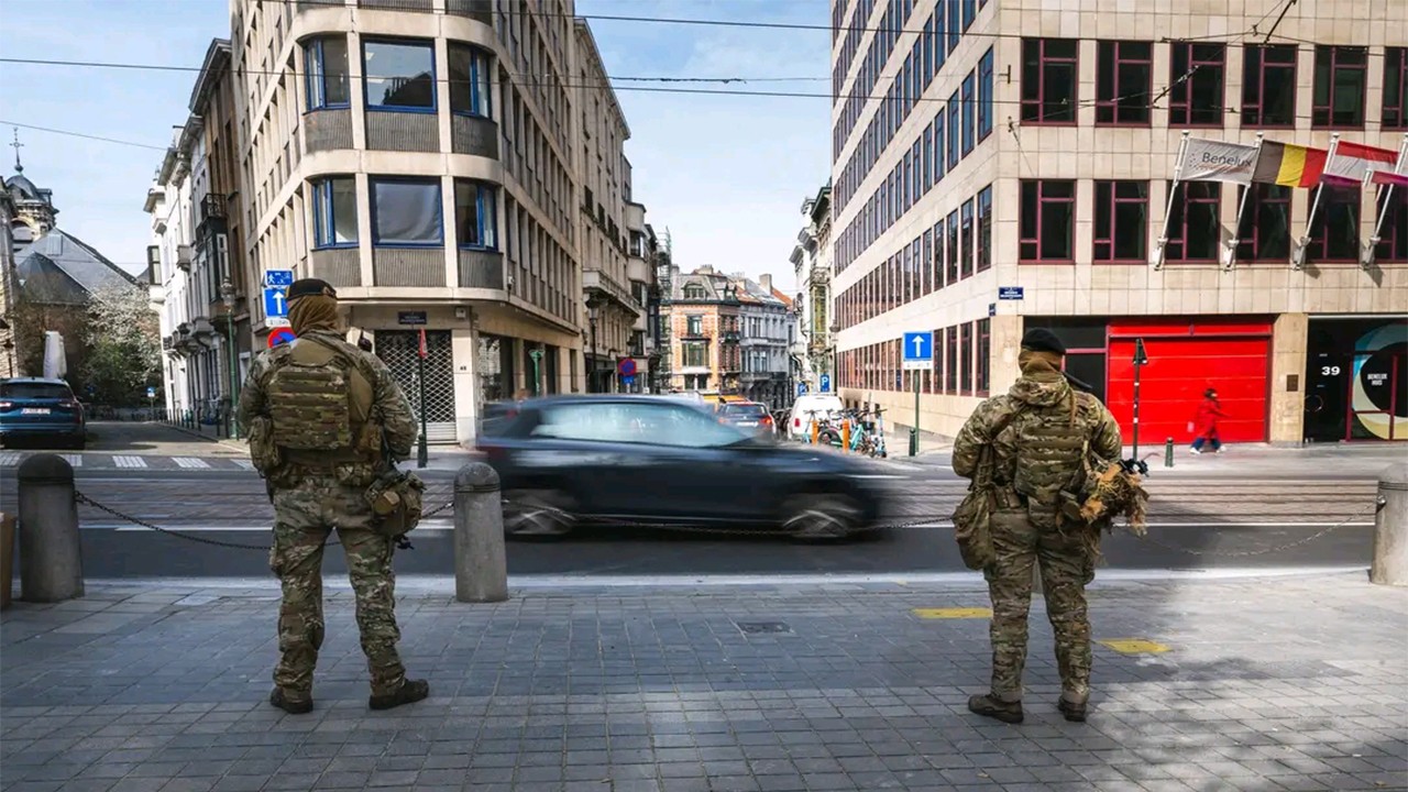 Belçika'nın başkenti Brüksel'de asker sokağa indi Ordu ülkeyi bıraktı Yahudiyi koruyor