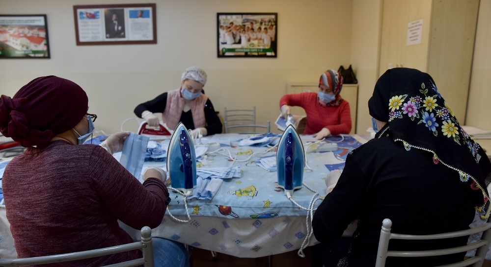 Belde Evi kadınları bugüne kadar 9 bin maske üretti 
