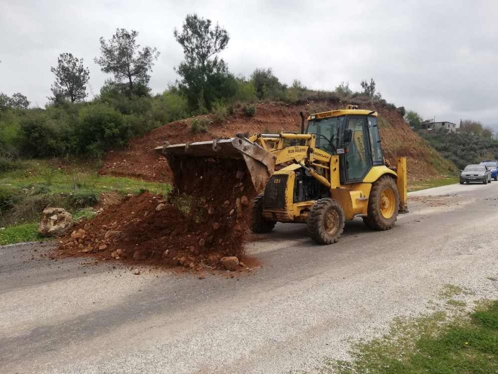 Belde girişini toprakla kapattılar 