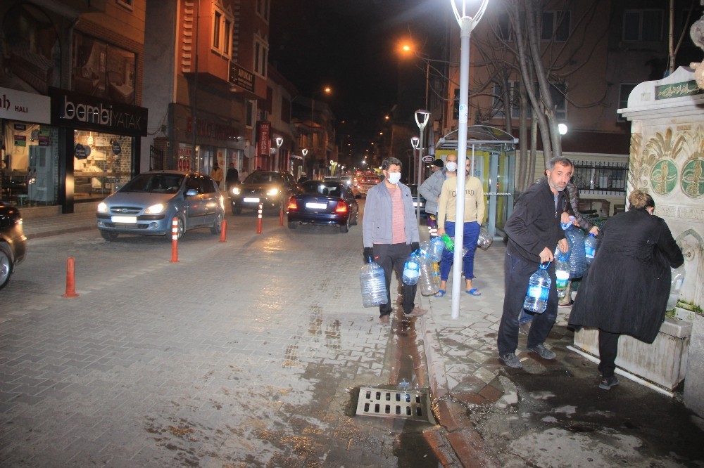 Belediye anonslar ile vatandaşları sosyal mesafe ve yoğunluk için uyardı 
