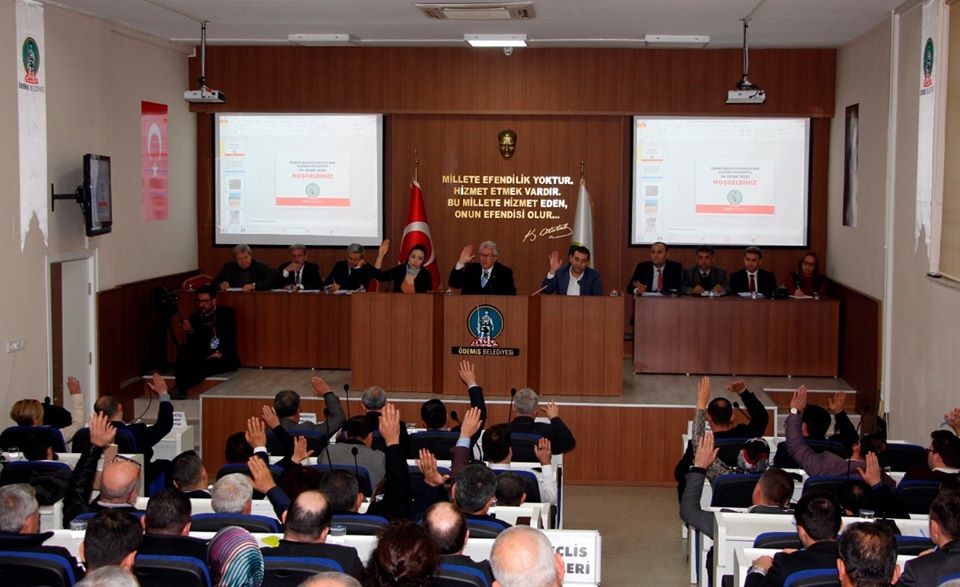 Belediye başkan yardımcısının maaşı meclisi karıştırdı 