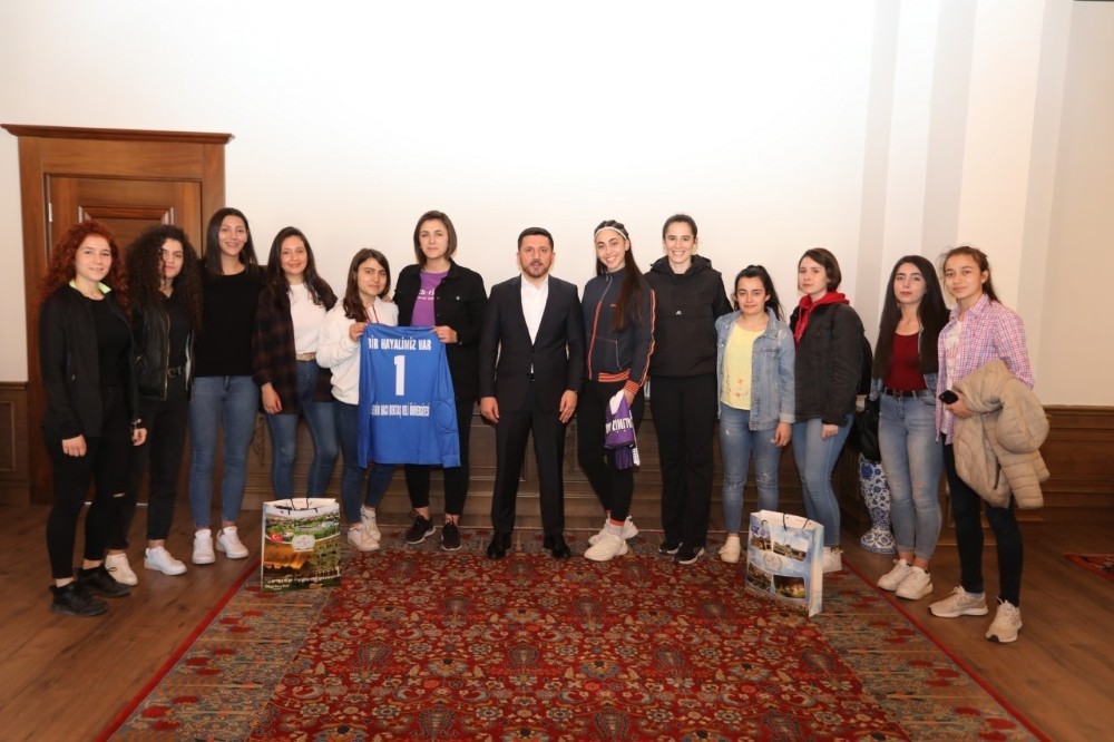 Belediye Başkanı Arı, genç sporculara forma hediye etti 
