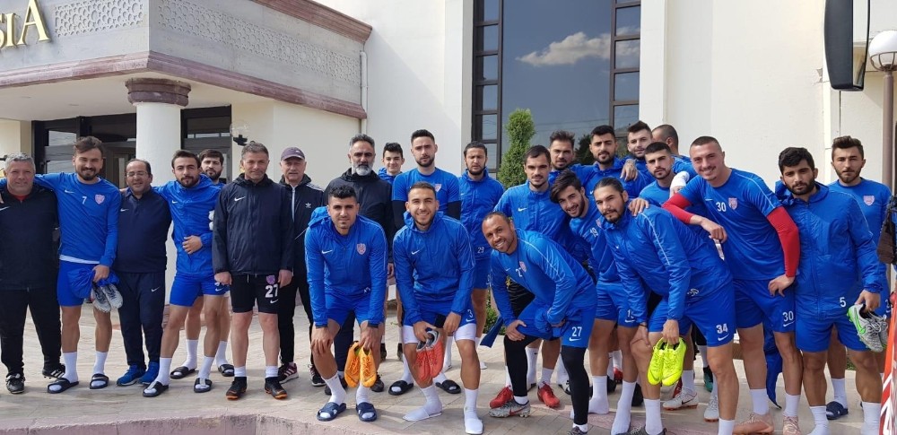 Belediye Başkanı Arı, kırmızı beyazlı taraftarları maça davet etti 