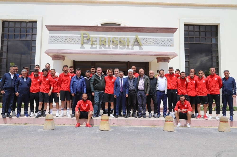 Belediye Başkanı Arı, Nevşehir Belediyespor kampını ziyaret etti 