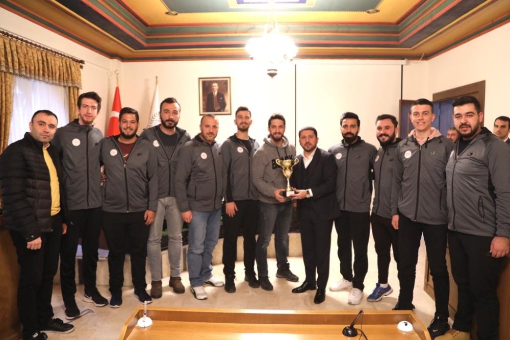 Belediye Başkanı Arı, şampiyon sporcuları kutladı 