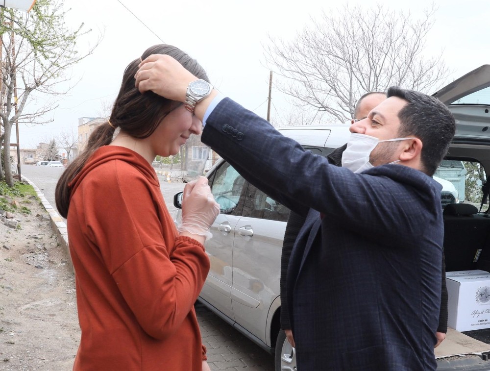 Belediye Başkanı Arı, vatandaşlara maske dağıttı 