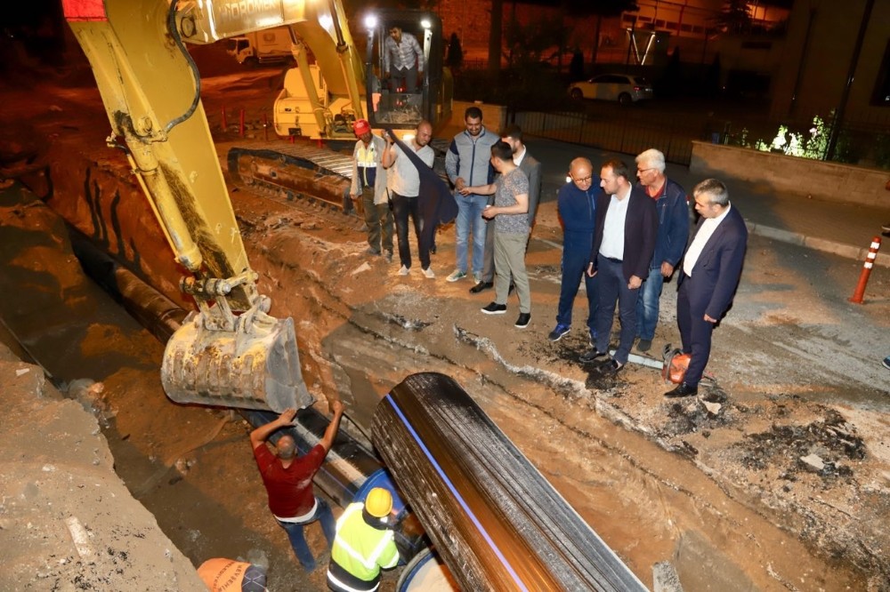 Belediye Başkanı Arı ve belediye ekipleri gece mesaisinde 