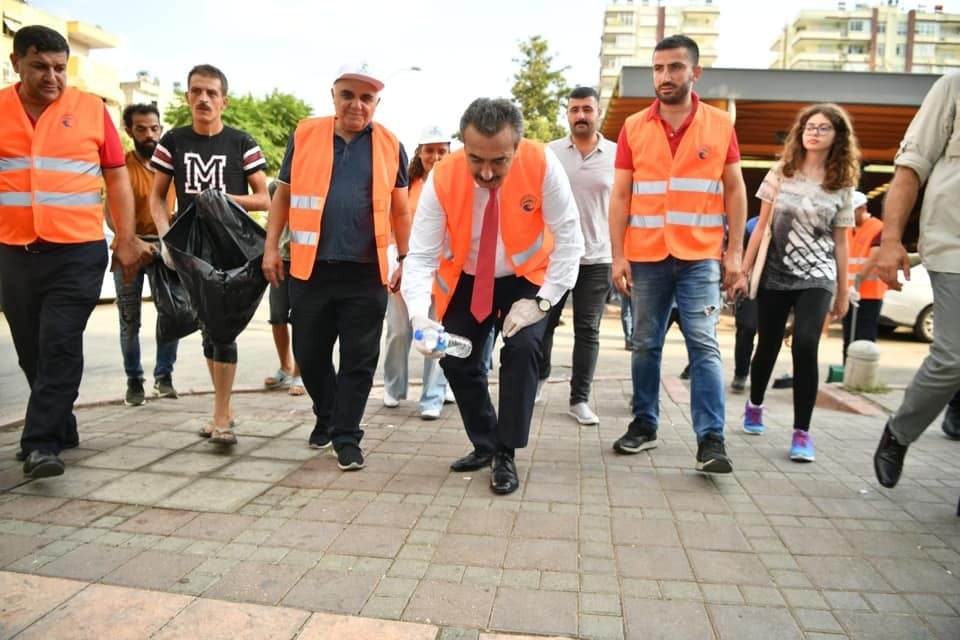 Belediye başkanı çöp topladı ‘kentimizi temiz tutalım’ mesajı verdi 