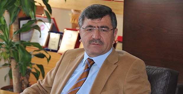 Ekiplerle birlikte kar küredi