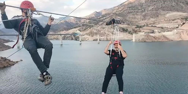 Belediye Başkanı gölde mahsur kaldı