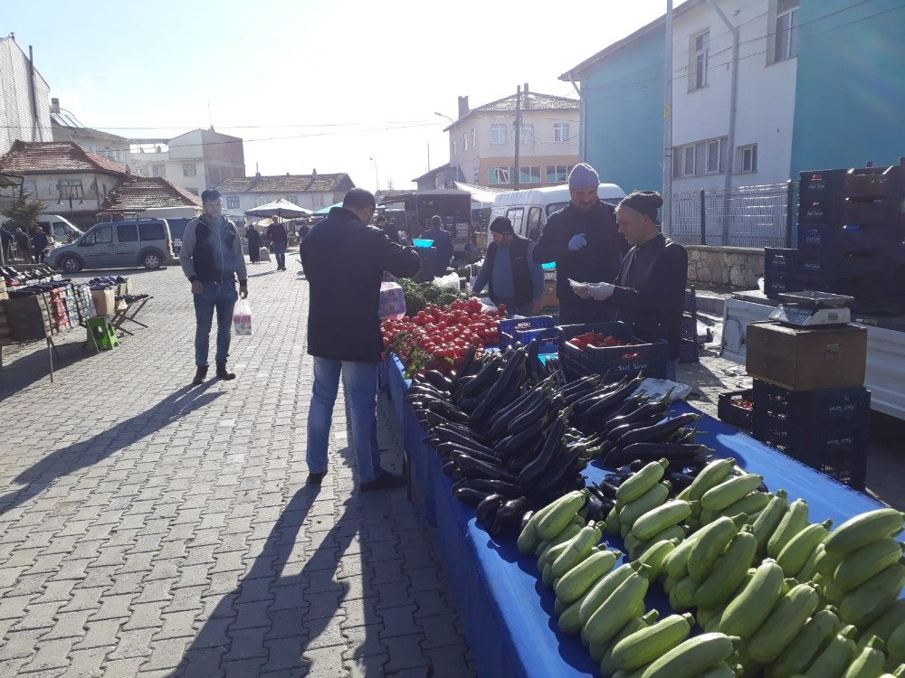 Belediye Başkanı Gürel, ilçe pazarında maske ve eldiven dağıttı 