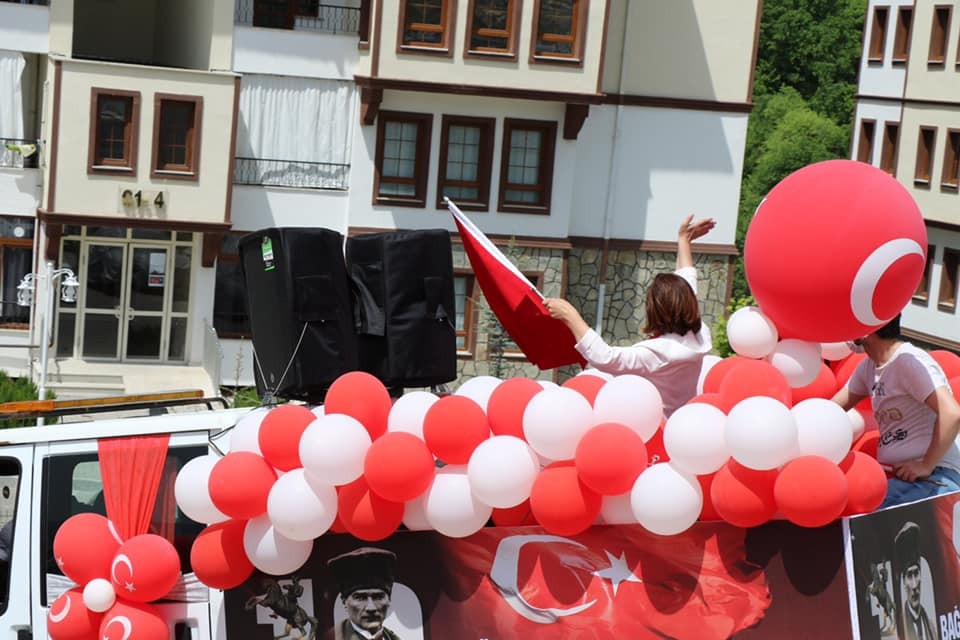 Belediye Başkanı kamyonet kasasında 19 Mayıs’ı kutladı 